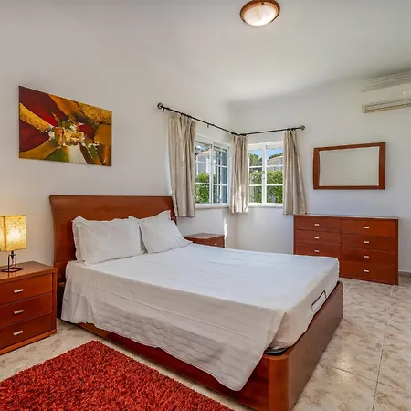 Moradia Com 4 Quartos, Piscina Em Vale Do Lobo