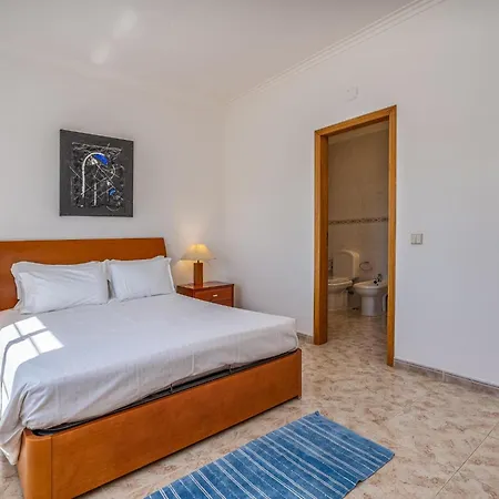 Moradia Com 4 Quartos, Piscina Em Vale Do Lobo