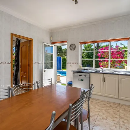 Moradia Com 4 Quartos, Piscina Em Vale Do Lobo